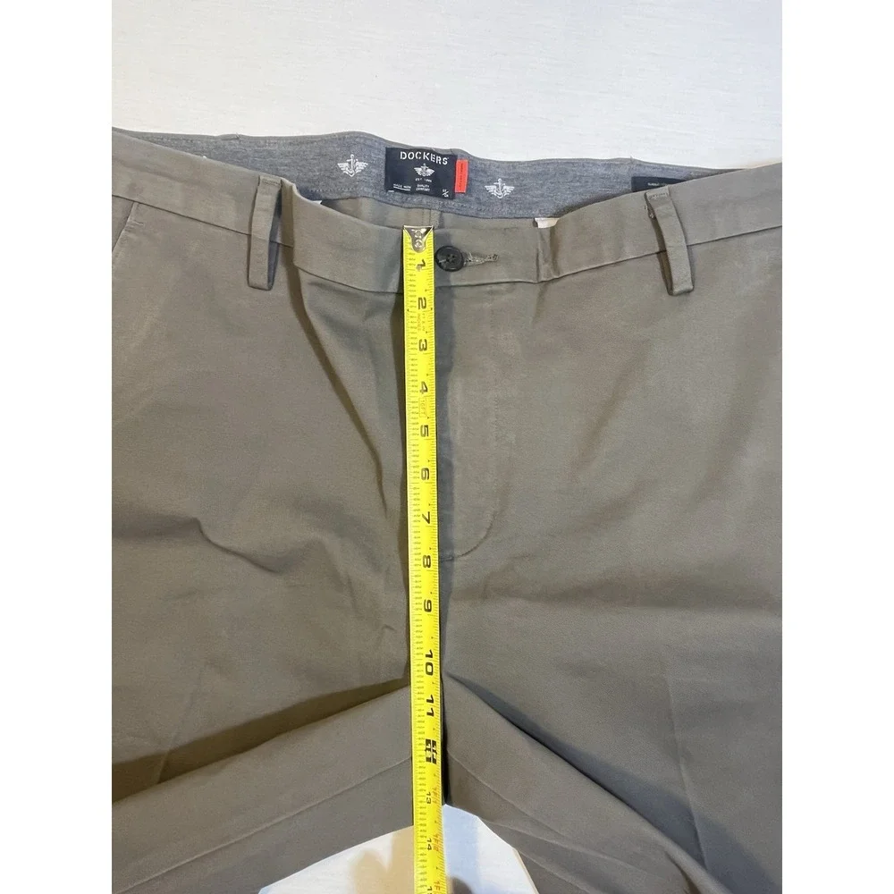 Dockers Men's Classic Fit Workday Khaki Waterless Stretch Pants 42x30 Brown